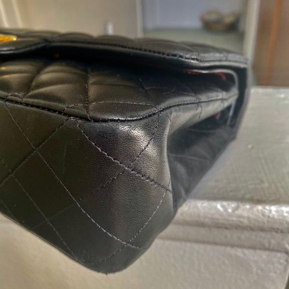 Chanel Medium Classic Flap Black Lambskin - Picture 9 of 15